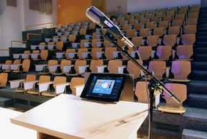 Auditorium-mit-iPad-Multimedia-Steuerungstablet-Bild-Sound-Licht-Beschattung-Sicherheit