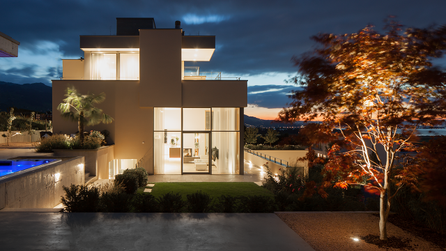 Smart home automation Luxus Villa Licht See Abendstimmung