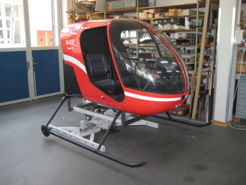 Simulator-R22-Helikopter-montiert-auf Motionplattform